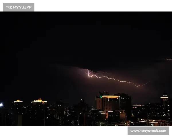 在雷电交织的天空下人类应如何反思自然与自身的命运 在雷电交织的天空下人类应如何反思自然与自身的命运